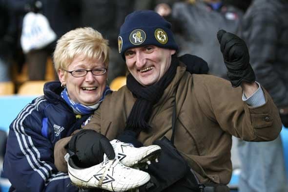 Este aficionado se llevó la alegría de la victoria del Chelsea y los zapatos de Terry de recuerdo.