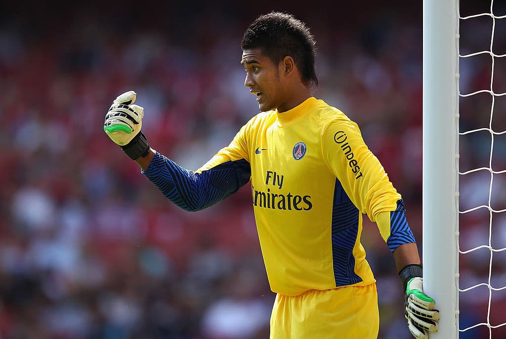 Areola nació en París el 27 de febrero de 1993. Inició su carrera futbolística en las categorías inferiores del Petits Anges en el año 2002 y se mantuvo ahí hasta el 2006.
<br>