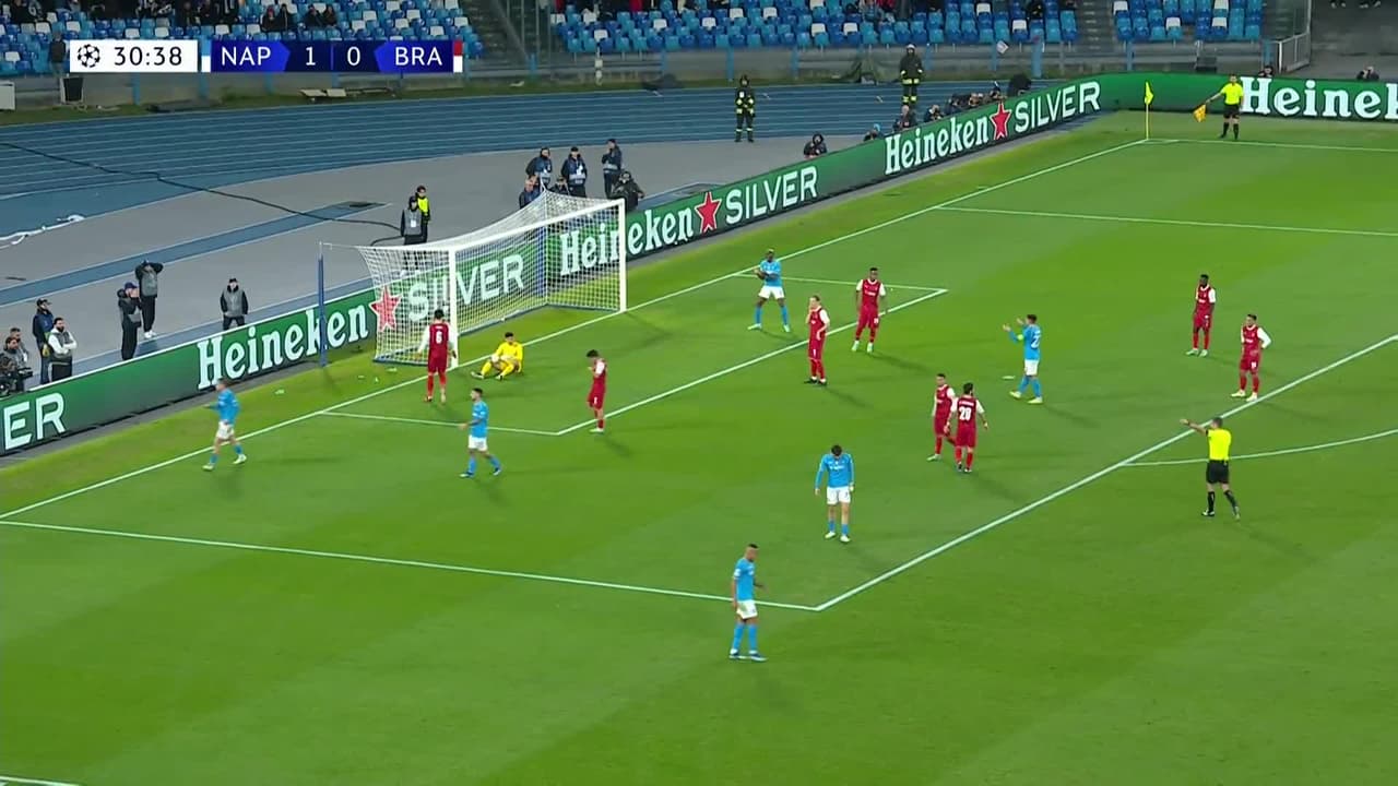 ¡TIRO ATAJADO! disparo por Piotr Zielinski.