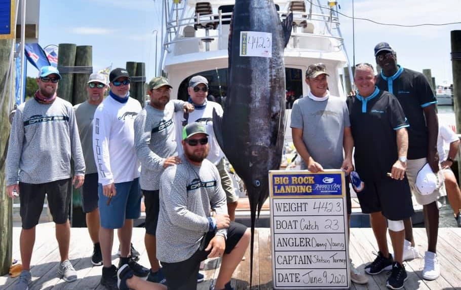 Michael Jordan y su equipo pescan un marlín de 200 kilos
