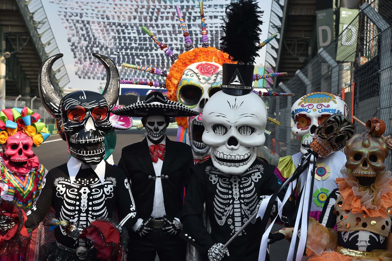 Los disfraces típicos de la tradicional celebración del Día de los Muertos se tomó la previa del Gran Premio de México en la Fórmula 1, con un colorido que le dio un condimento especial.