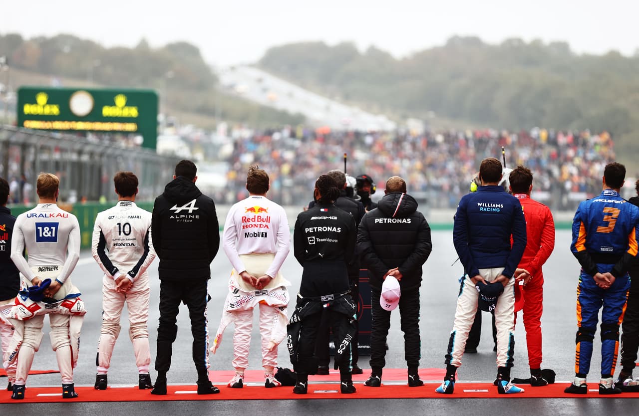 El Gran Premio de Turquia se lo llevó Mercedes Benz pero esta vez con Valtteri Bottas, quien compartió podio con los dos pilotos de Red Bull, Max Verstappen y Sergio Pérez. El mexicano logró hacer una carrera impecable, sin errores esta vez y, al fin, logró estar entre los tres primeros de la Formula 1. Lewis Hamilton quedó en quinto lugar.