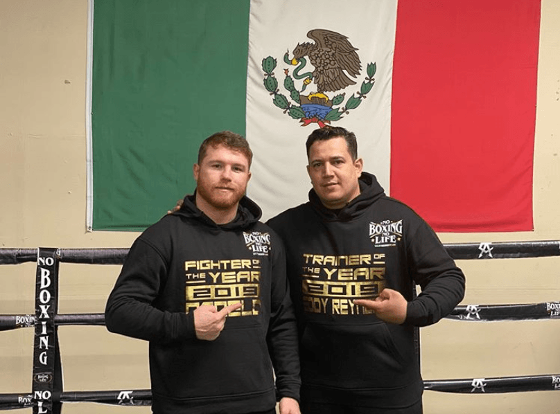 Eddy Reynoso rifará guantes de Canelo para recaudar fondos