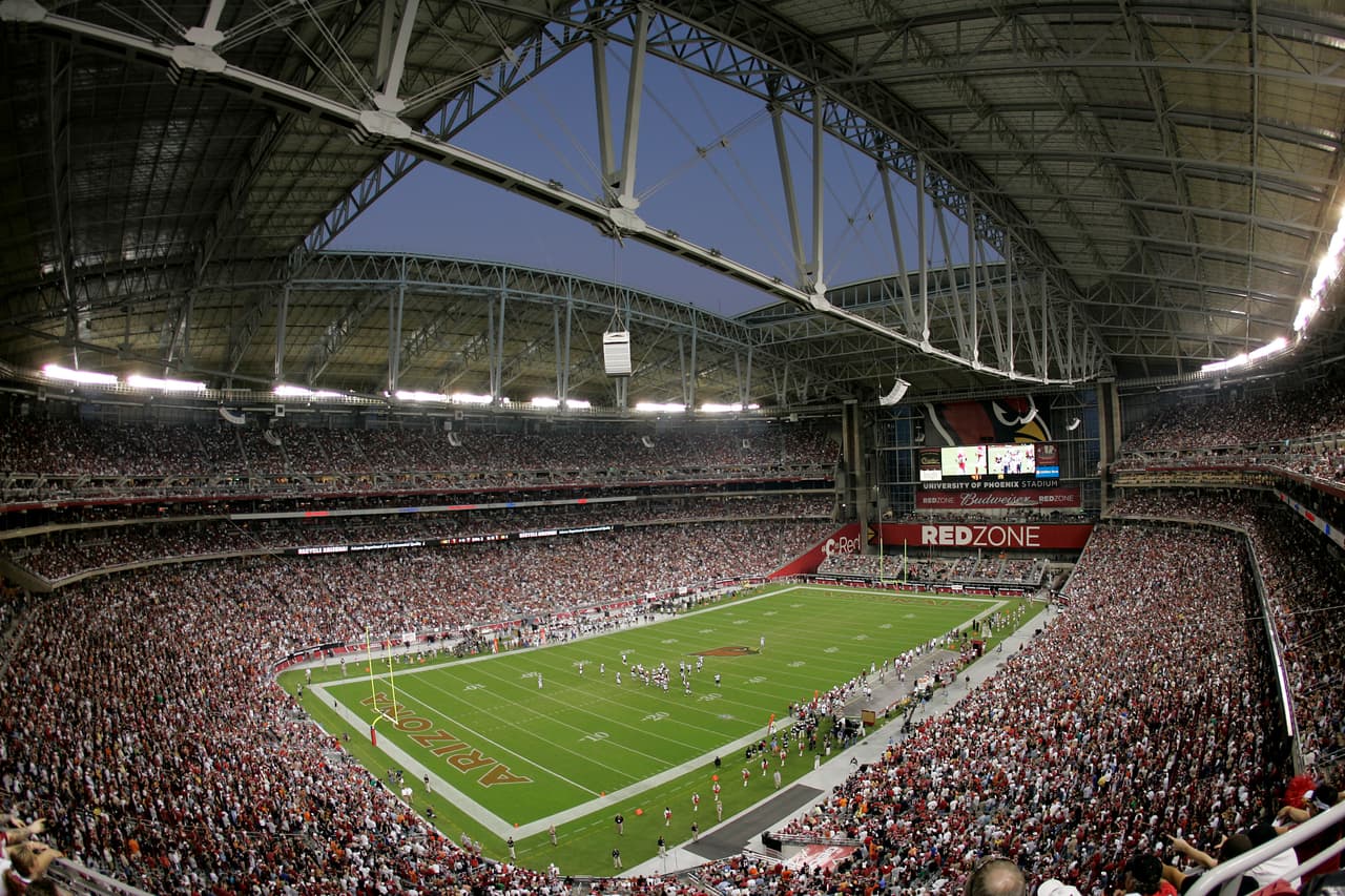 LOS CARDINALS LLEGAN TARDE Si los Arizona Cardinals llegan al Super Bowl 50, por segunda vez en su historia sería un año después que tuvieron la sede del súper domingo. Glendale, Arizona fue sede del Super Bowl XLII, un año después los Cardinals jugaron el Super Bowl XLIII; el año pasado la sede fue de nuevo Glendale donde se jugó el Super Bowl XLIX, si Arizona avanza al 50 será otra vez, tarde un año.