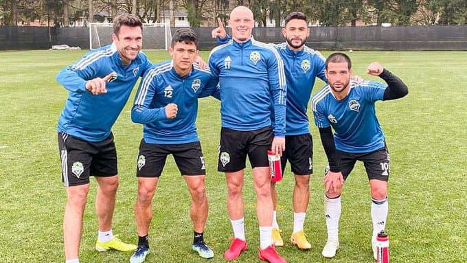 Tras el encuentro amistoso, las figuras de Seattle Sounders tuvieron tiempo para tomarse una foto como recuerdo.