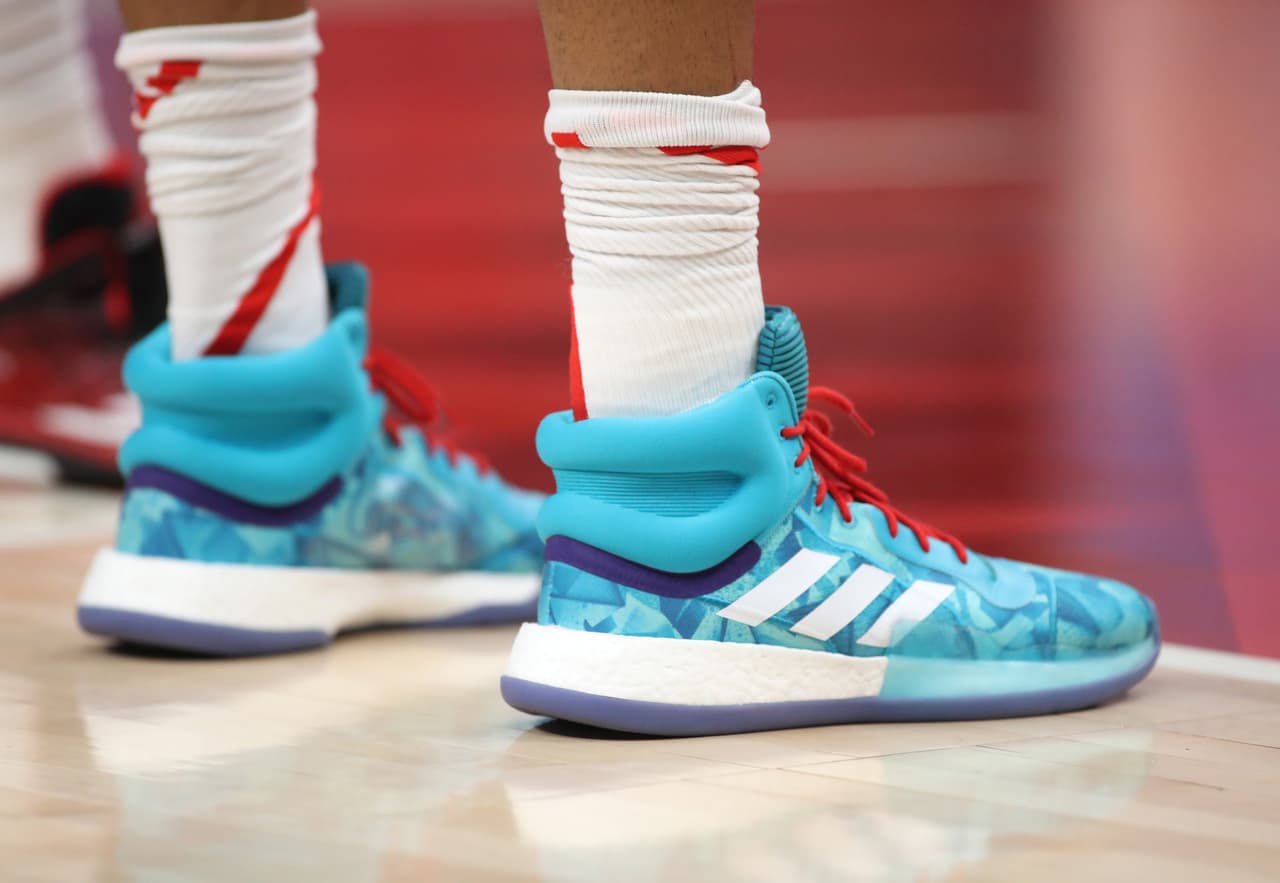 Este par de tenis fue el que usó el delantero de los Atlanta Hawks John Collins en el juego contra los Houston Rockets en State Farm Arena, unos Adidas Pro Bounce.