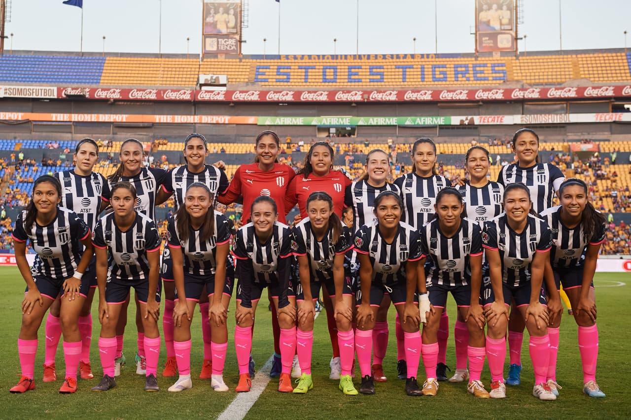 En un gesto de unión total, la plantilla completa de Rayadas se hizo presente en el 'Volcán' para la foto grupal.