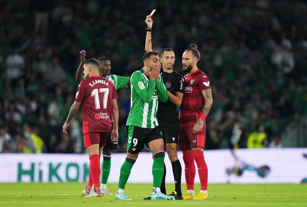 El Sevilla no pudo conseguir la victoria en el derbi ante el Betis disputado en el estadio Benito Villamarín, que acabó con empate a uno y con tres expulsiones, dos en la primera parte, una para cada equipo, y otra local en los inicios de la segunda.