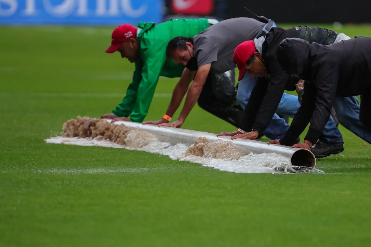 El staff trabajó a toda marcha para eliminar el exceso de agua de las inmediaciones y evitar que el encuentro se postergara para otro día.