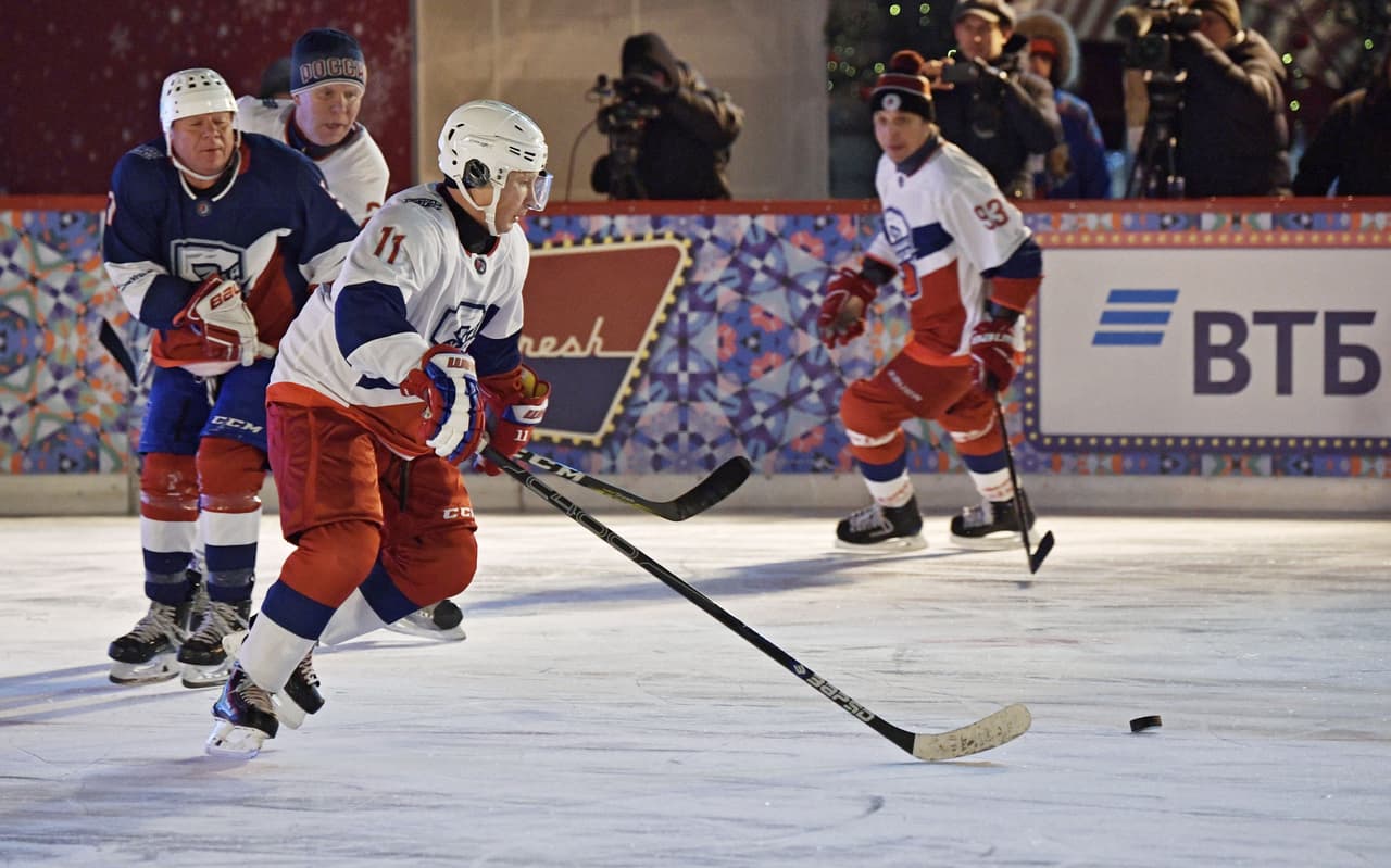El presidente de Rusia, Vladimir Putin, dejó de lado la formalidad de su cargo para demostrar su cualidades como deportista en el juego de exhibición del Night Hockey League en la Plaza Roja de Moscú.