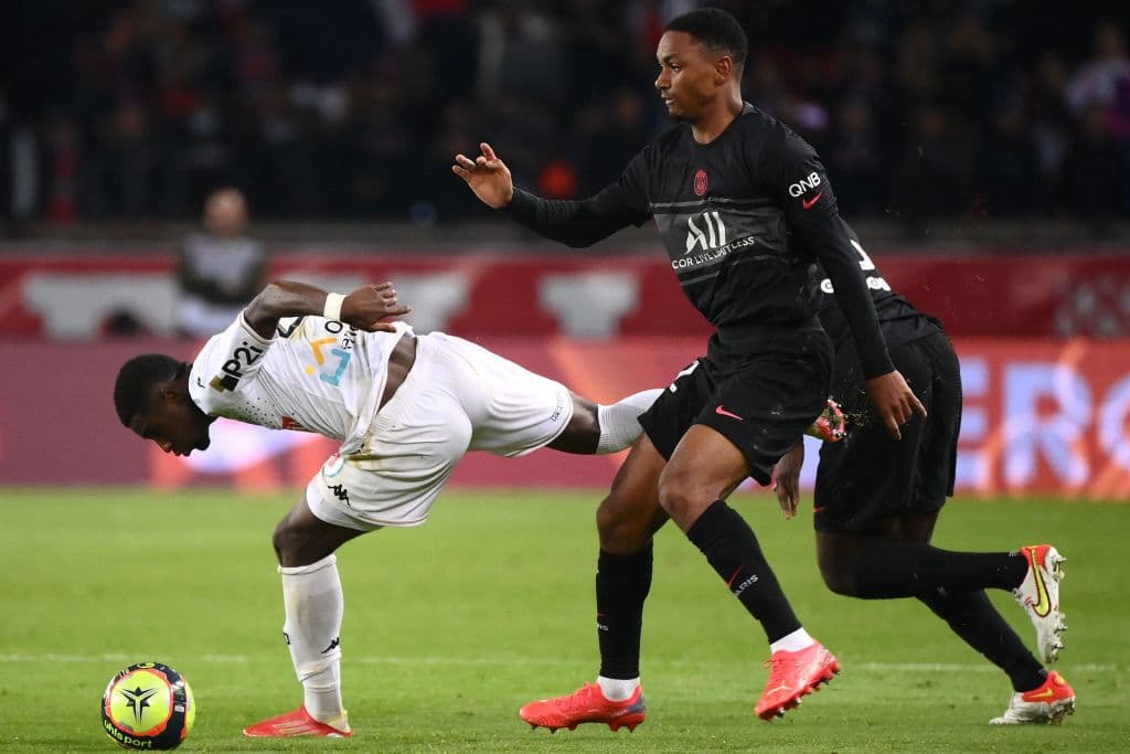 Mbappe se encarga de poner una asistencia y anota el tanto de la victoria para confirmar la remontada 2-1 del PSG sobre el Angers.