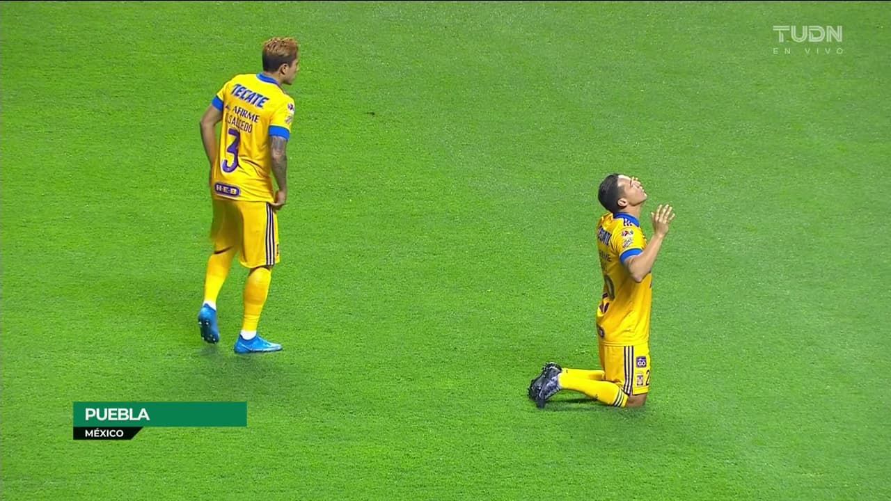 Arranca el partido y la pelota está en juego.