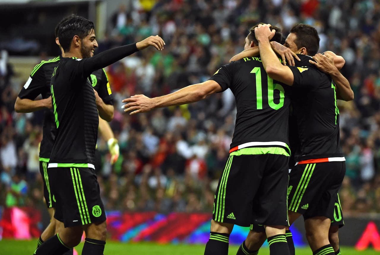 Su debut con el 'Tri' fue el 13 de noviembre de 2015 en el triunfo por 3-0 sobre El Salvador por la eliminatoria a Rusia 2018. Los goles los marcaron Andrés Guardado, Héctor Herrera y Carlos Vela.