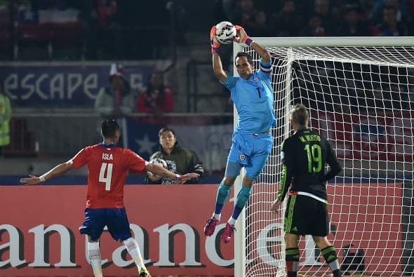1.- Claudio Bravo - El arquero andino tuvo un partido de regular a malo, con más fallos que salvadas, influyendo en dos goles en contra. Inició bien jugando como en el Barcelona, como un defensa más, pero su zaga no le ayudó. Calificación: 6