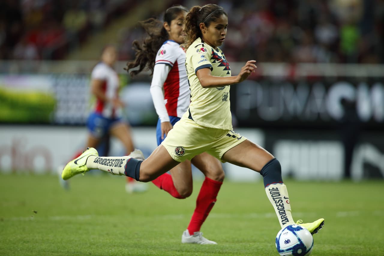 Con goles de Daniela Espinosa y Jennifer Muñoz, laságuilas se imponen 0-2 en su visita a las Chivas.
