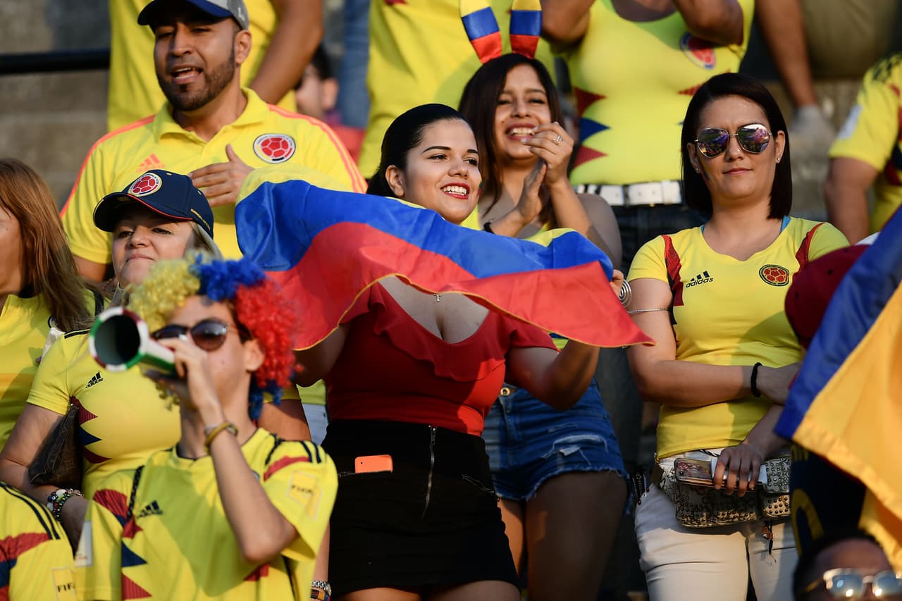 Aún así, la belleza y la fiesta colombiana en las tribunas se robaba todas las miradas.