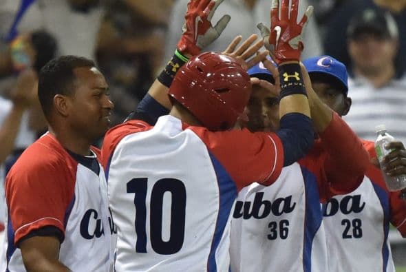 Los Vegueros de Pinar del Río se coronaron campeones de la Serie del Caribe 2015 al derrotar en la final a los Tomateros de Culiacán 3-2.