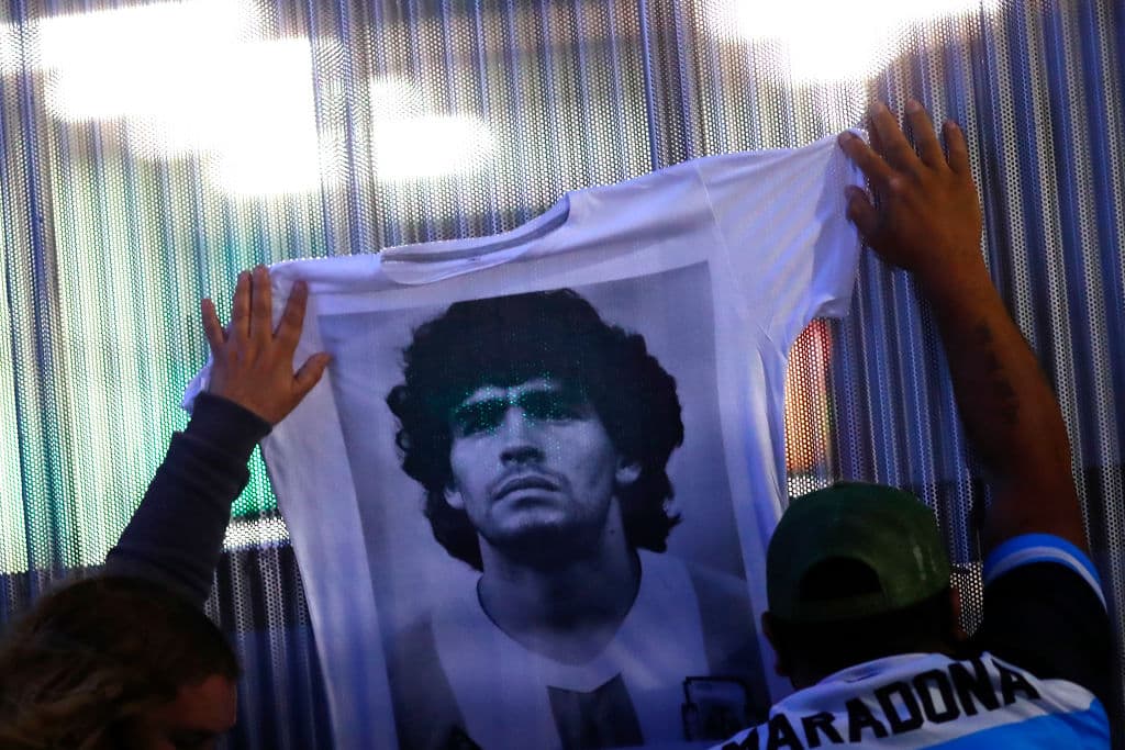 Maradona se recupera tras una exitosa operación de un hematoma en la cabeza. Fuera de la Clínica Olivos, ubicada en Buenos Aires, fanáticos se dieron cita para apoyar a ‘D10s’ en todo momento; el amor que le tienen al astro argentino es ‘infinito’.