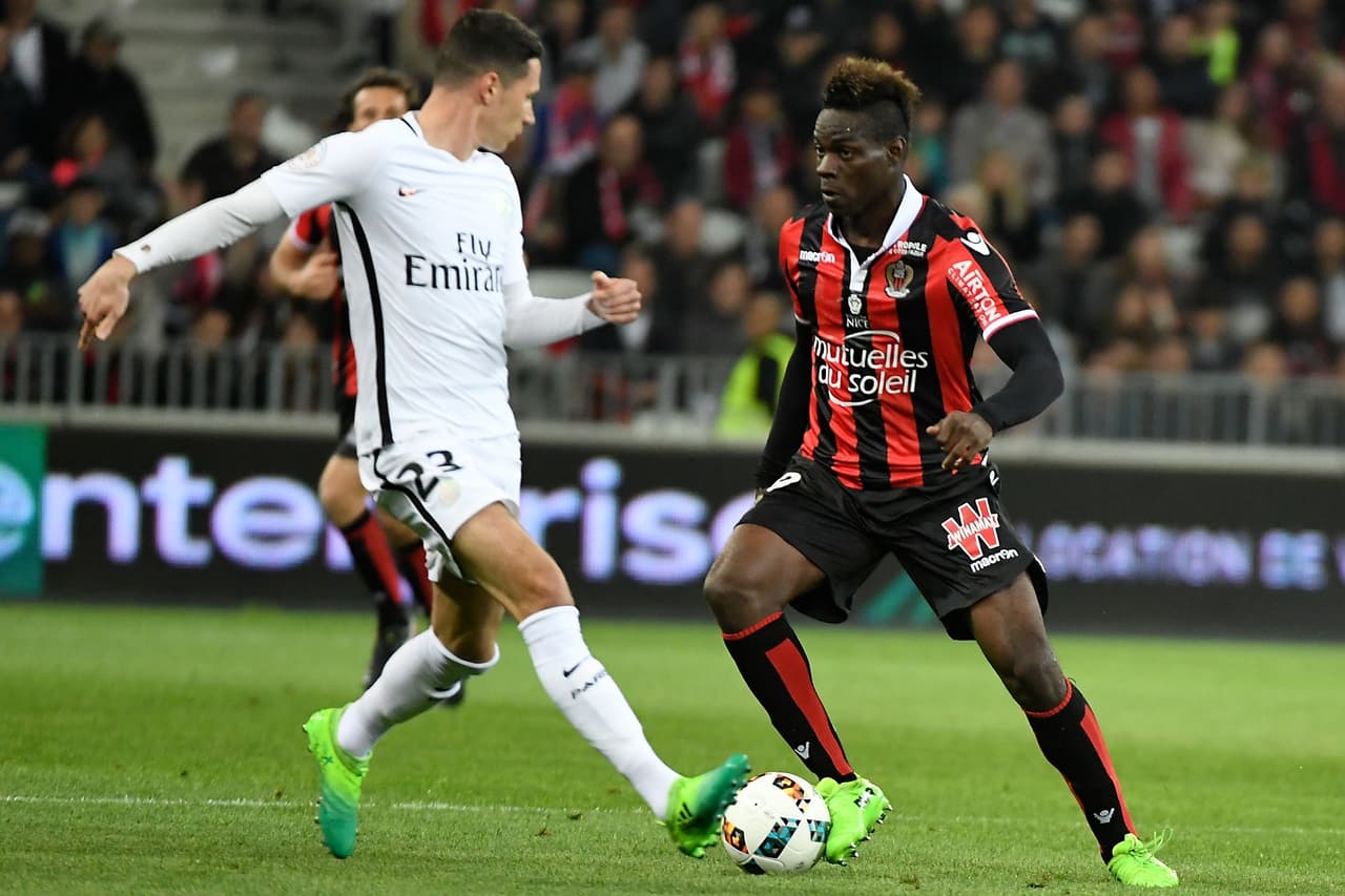 Pero apenas a los diez minutos comenzó el show de regates de Súper Mario: las caderas de Julian Draxler sufrieron mucho con sus gambetas.