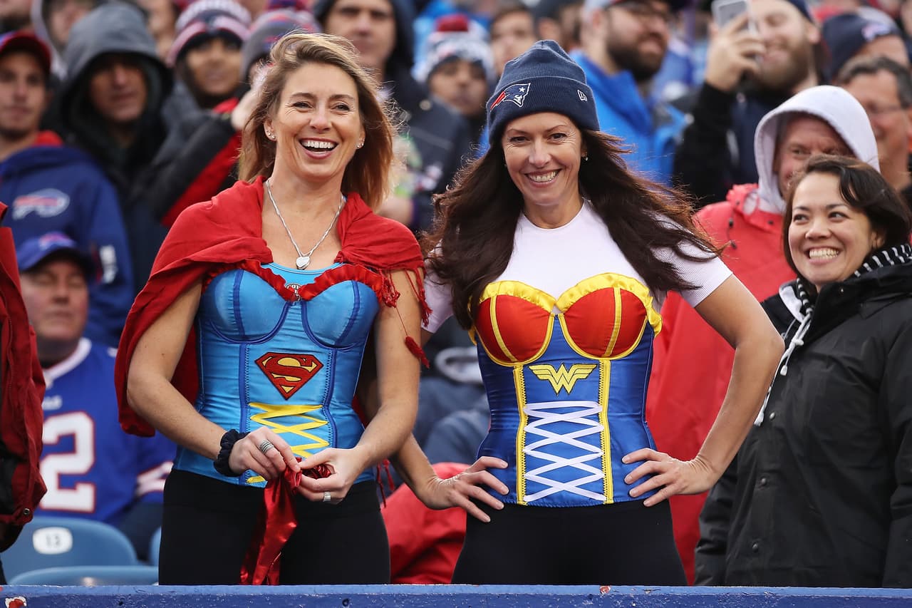 Las superhérores de New England Patriots aparecieron en las tribunas contra Buffalo Bills en el choque en el New Era Field en Buffalo, New York.