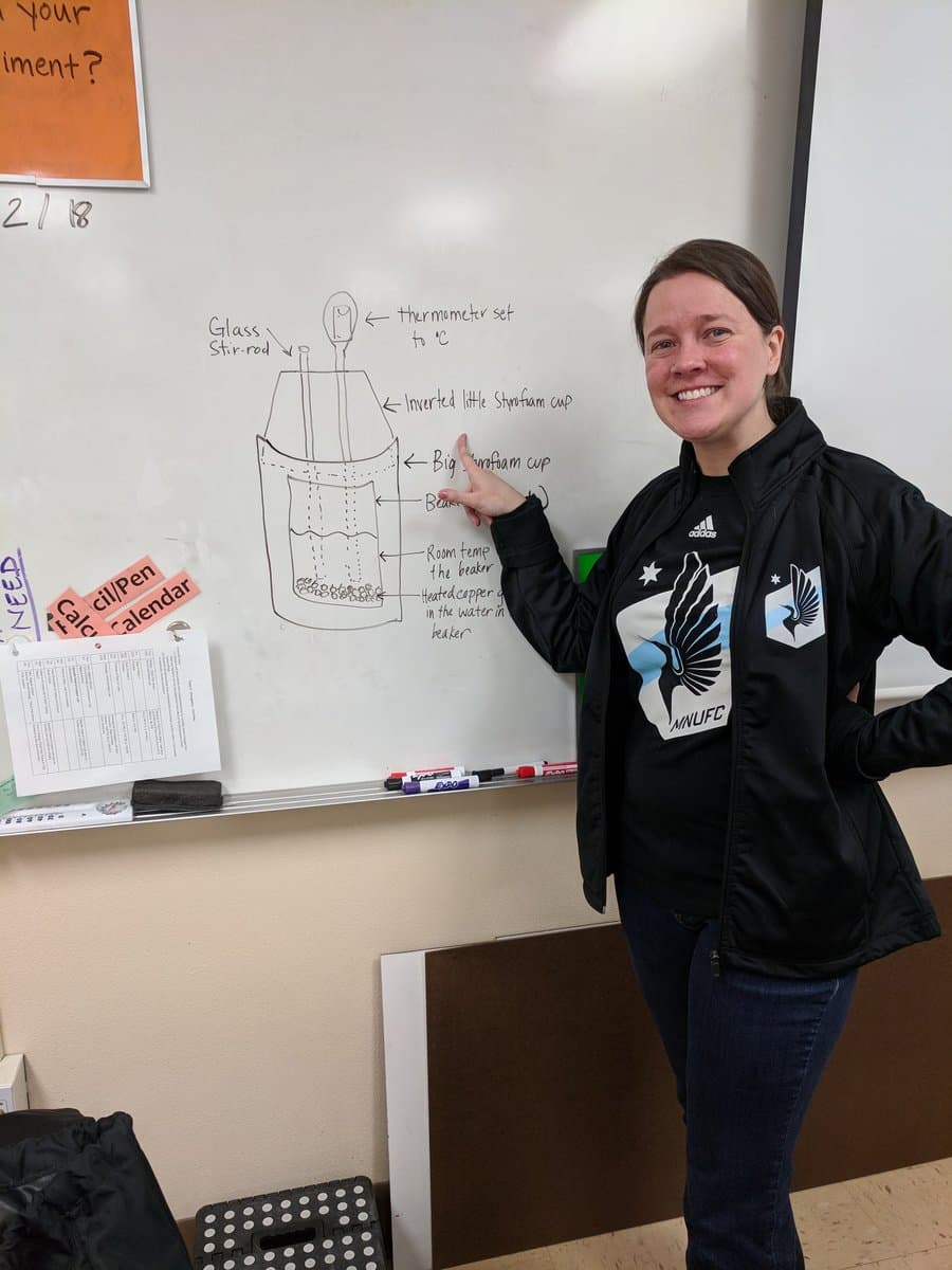La maestra de ciencias no pudo evitar mostrar la química que siente por Minnesota United.