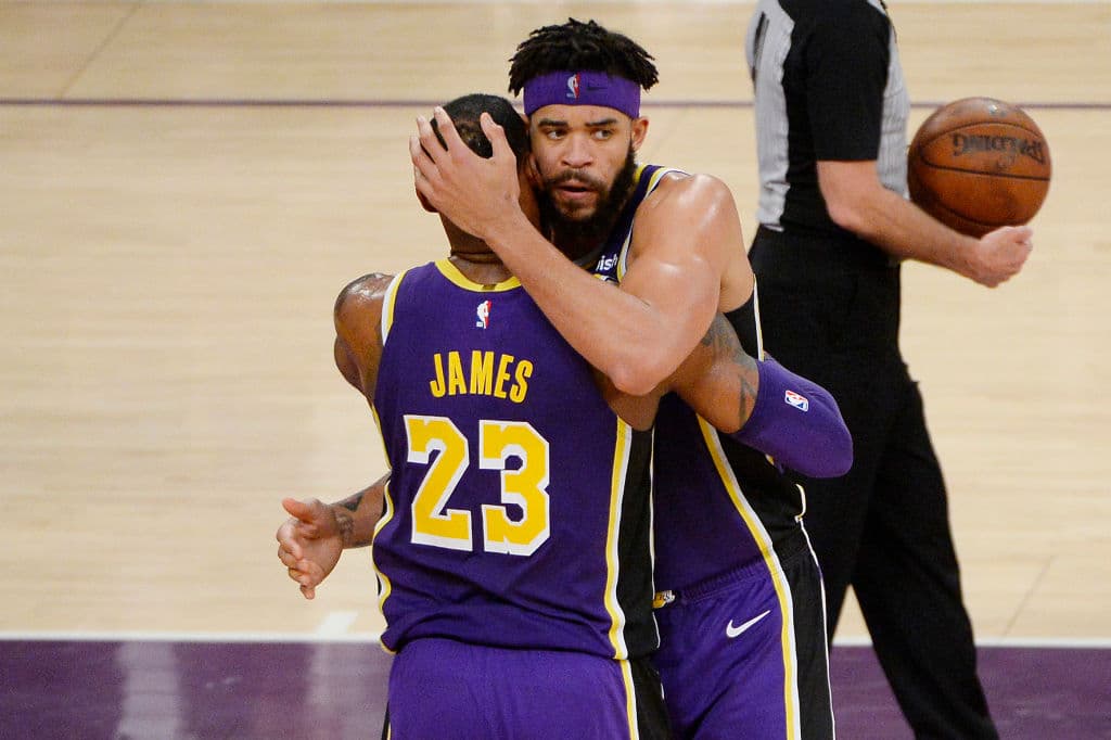 Mientras se fundía en un abrazo con JaVale McGee, James LeBron no podía dejar de pensar en que esta temporada se está escurriendo como agua entre los dedos.