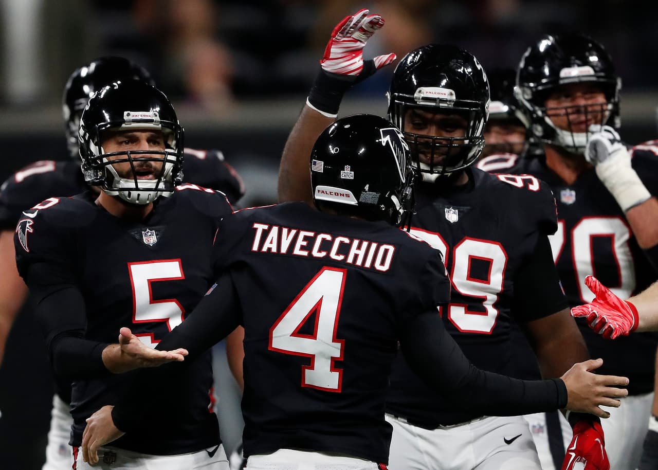 En una jornada redonda, el pateador italiano Giorgio Tavecchio, conectó un gol de campo de 40 yardas para poner 10-3 adelante a los Falcons en suplencia de Matt Bryant. Pateó tres field goals más.