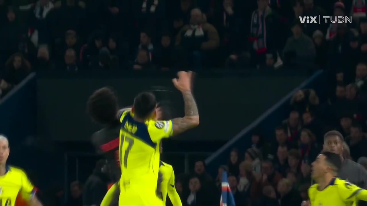 ¿Era de roja? Romero alcanza a golpear Ndjantou pero solo señala falta