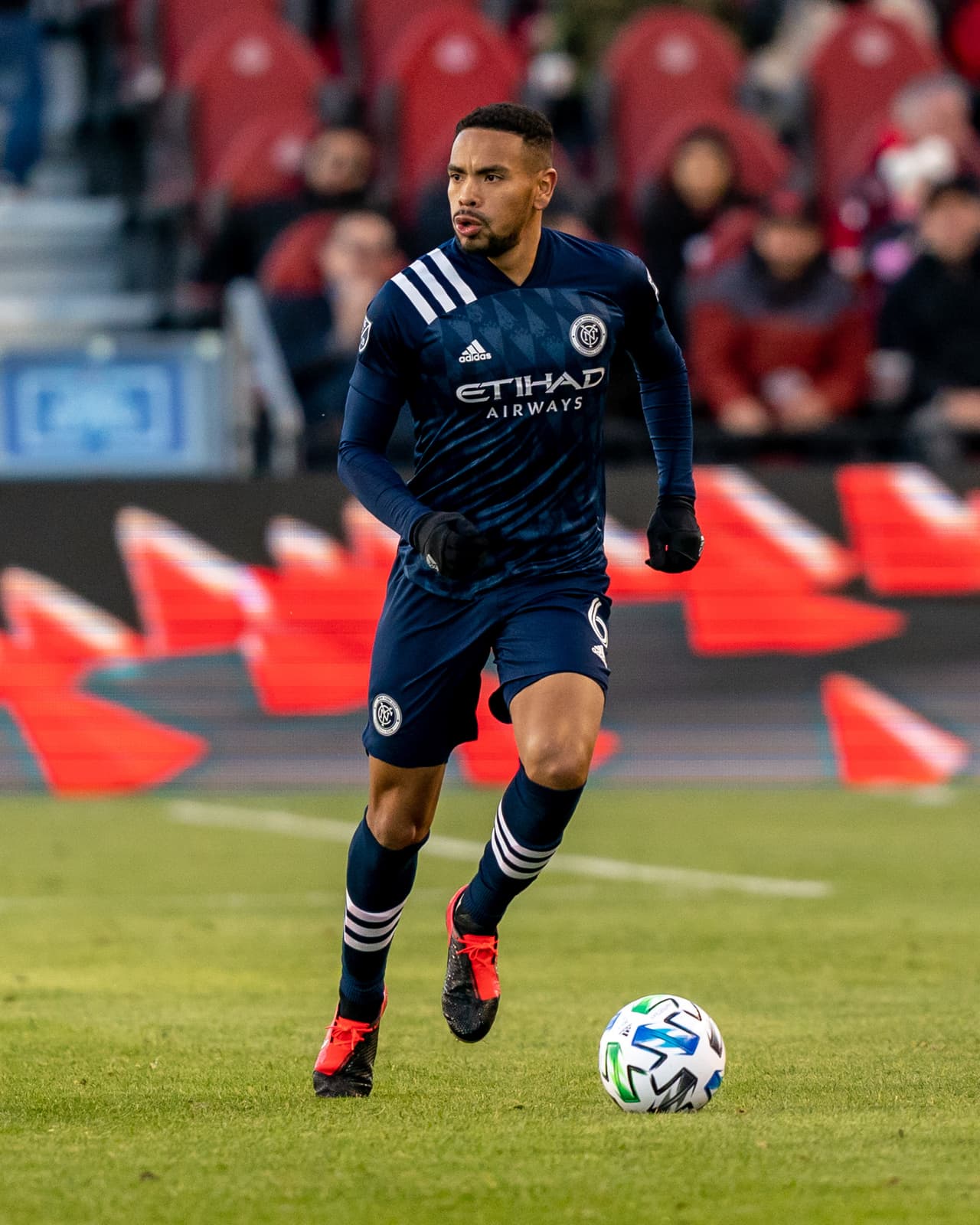 La casaca alternativa será la azul con vivos blancos -llamado el 'Gotham Kit'- estrenado en la temporada pasada.