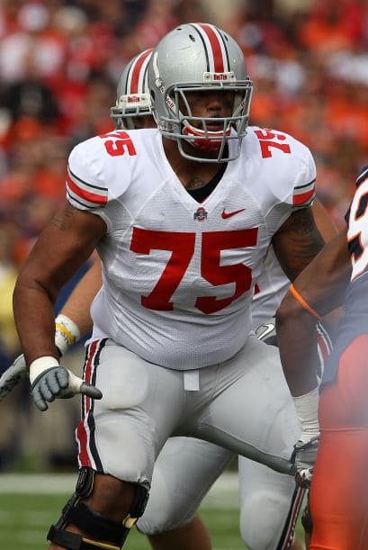 3. Mike Adams - Ohio - Edad 22 años - Estatura 2.01 m (6'7") - Peso 147 kg (323 lb).