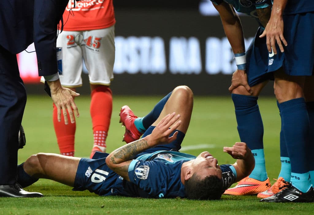 En la jugada del gol, el colombiano sufrió una fuerte lesión que le impidió continuar en el partido.