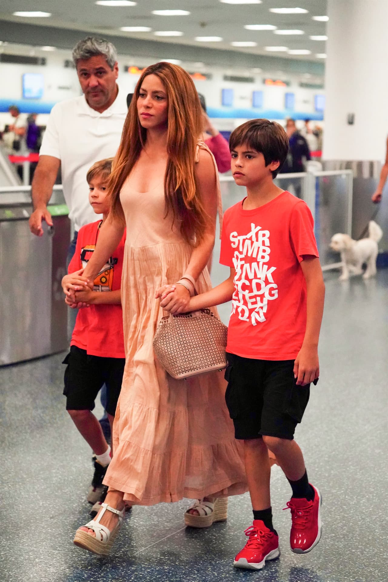 El 2 de agosto, la cantautora colombiana arribó, junto con los hijos que tuvo durante su relación con Gerard Piqué, a Miami, Florida, de acuerdo con The Daily Mail.
<br>