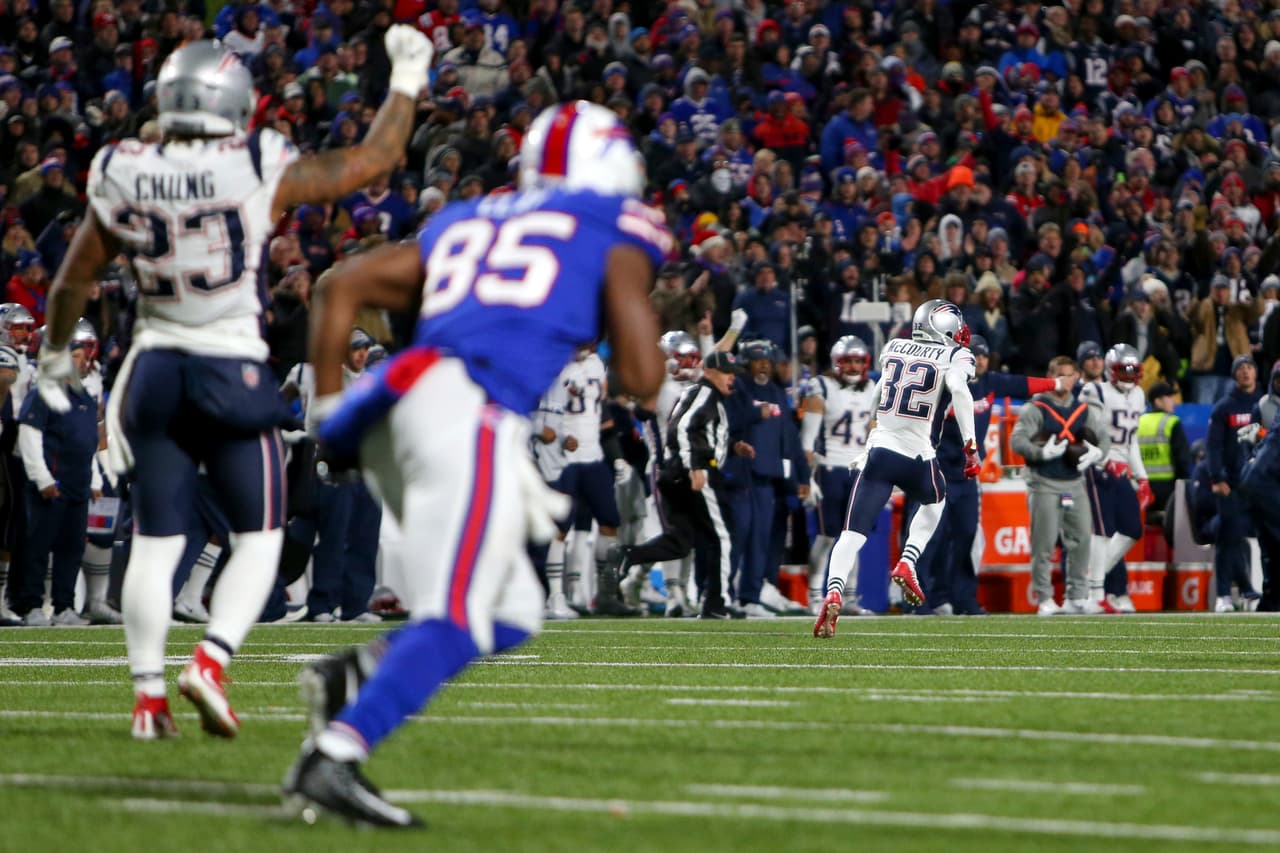 Y cuando los Bills tocaban la puerta, Derek Anderson fue interceptado por (32) Devin McCourty, quien devolvió 84 yardas el envío hasta el end zone restando 5:54 en el juego. Ganaban 25-6 los Pats.