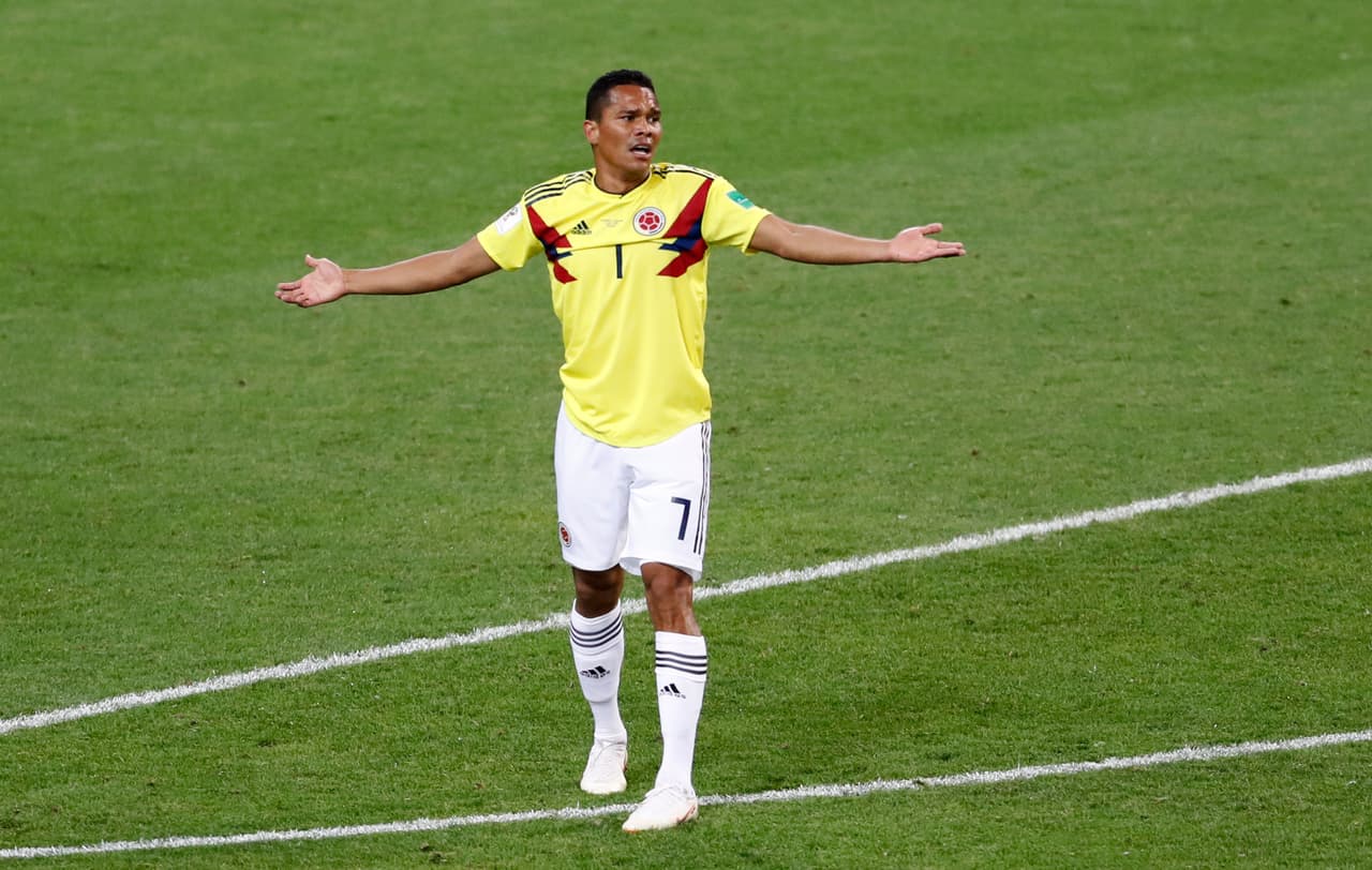 El colombiano Carlos Bacca no quiere regresar a Milán de Italia porque no disputa torneos continentales y tanto el delantero como Villarreal quieren mantener el vínculo de la pasada temporada.