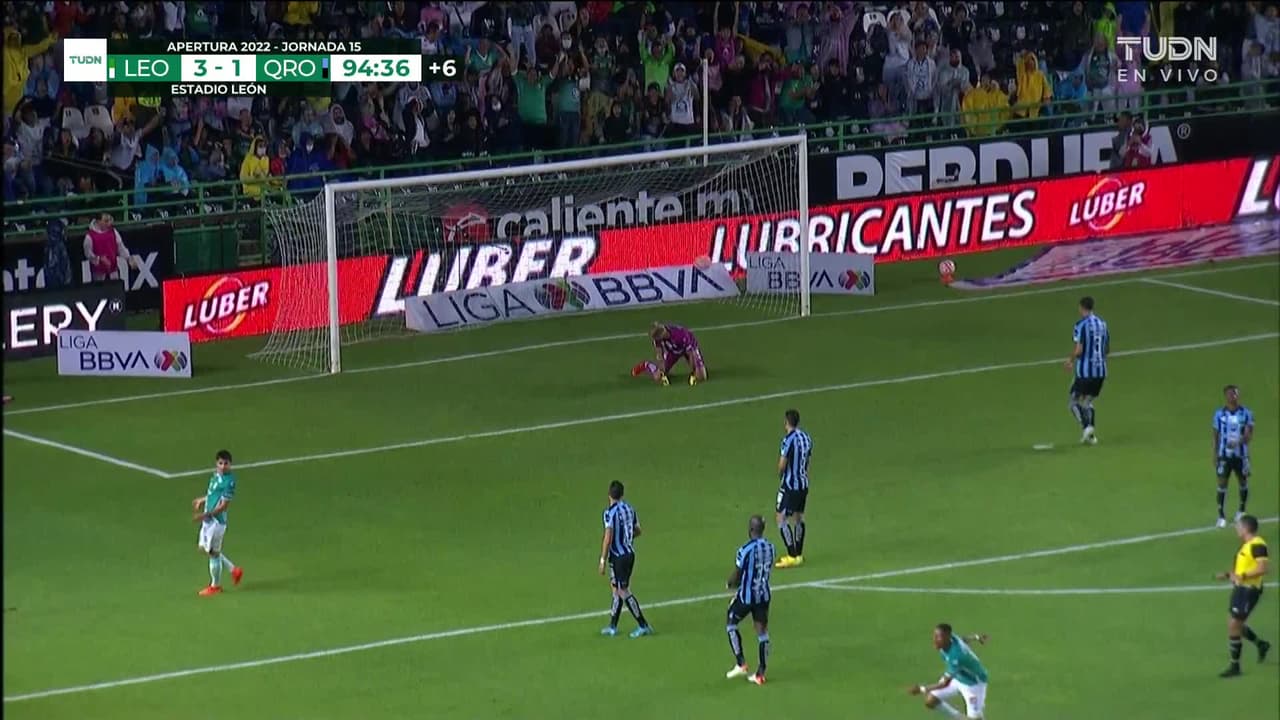 ¡CERCA! Ariel Nahuelpán disparó que se estrella en el poste.