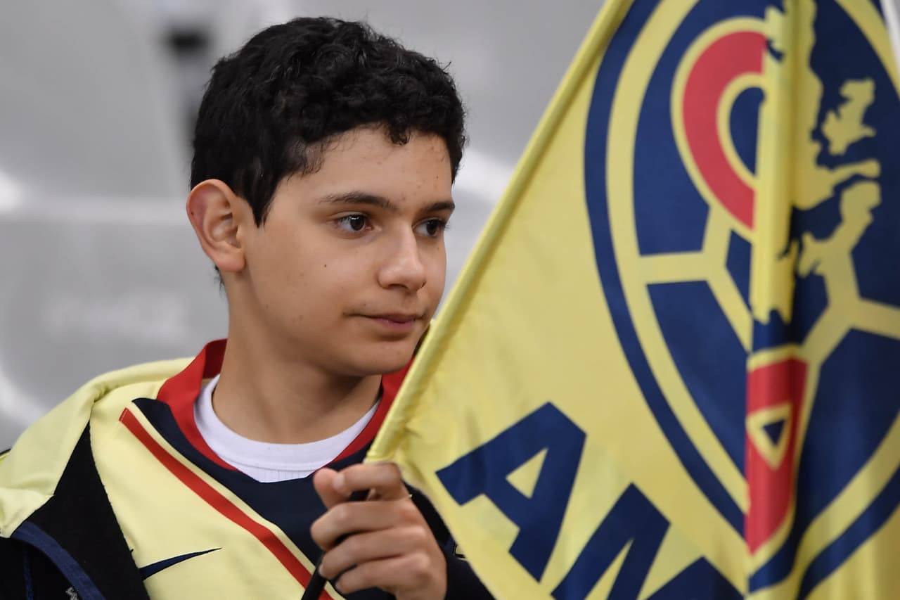 Banderas, bufandas, y mucha ilusión en la afición de los de Coapa, como el rostro de este joven fanático.