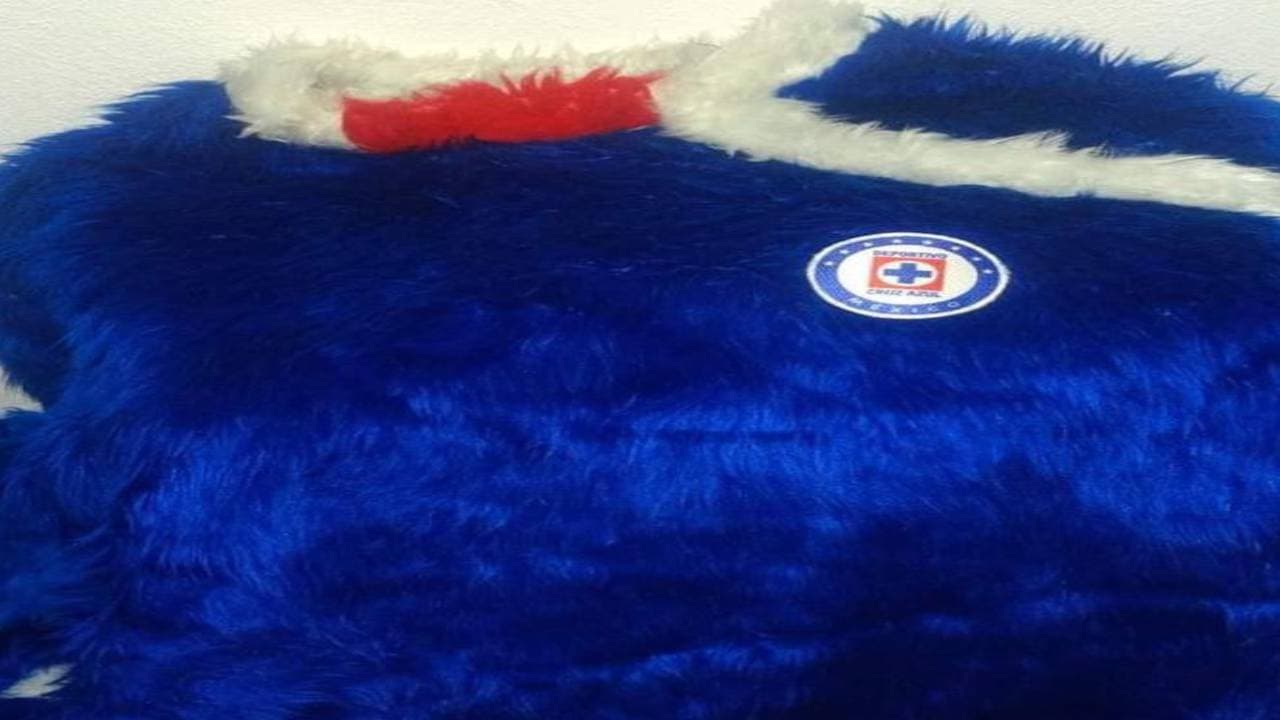 Ésta es la camiseta que utiliza el afición del Cruz Azul con el que todos quieren foto.