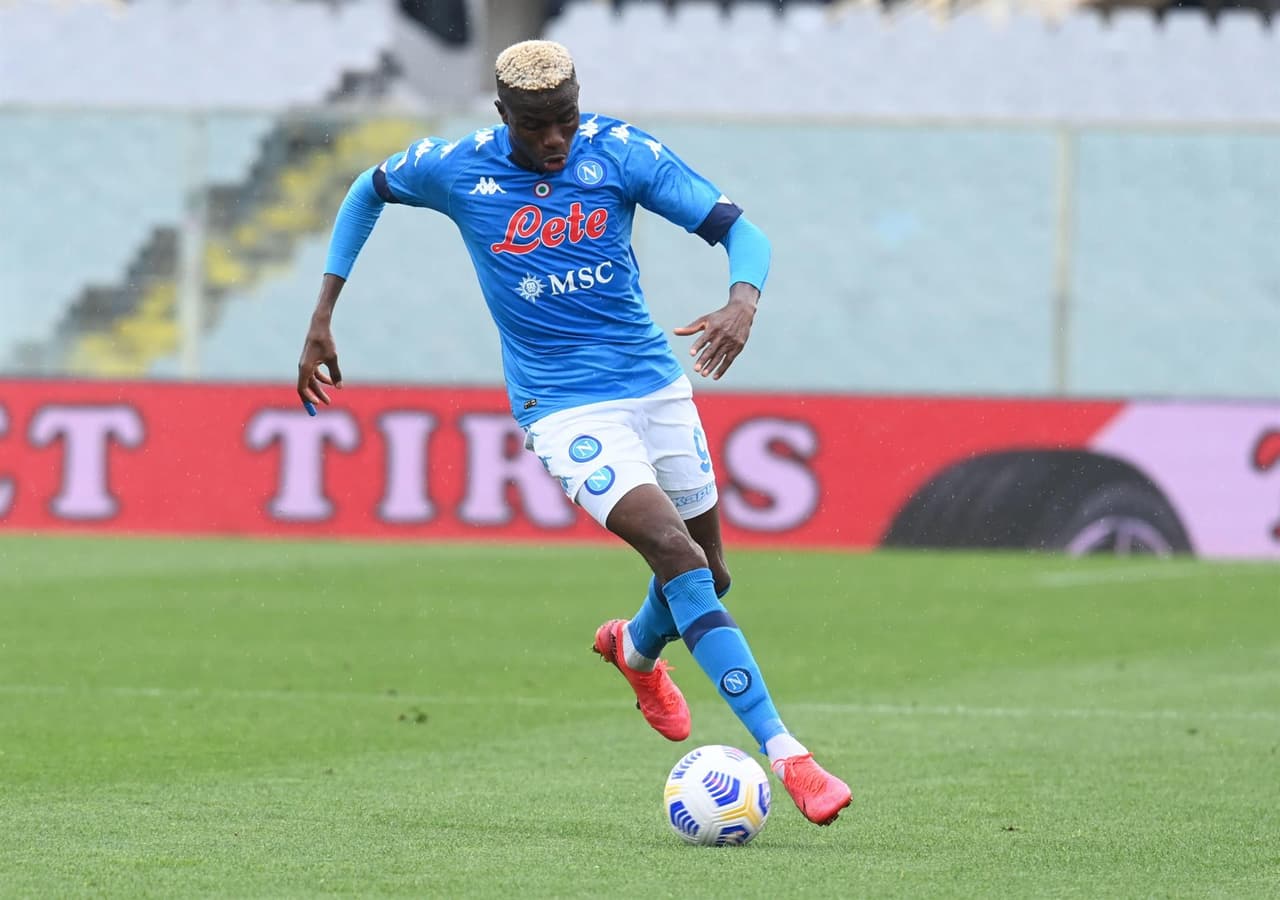 Napoli se impone a la Fiorentina en su visita con un marcador de 2-0, durante la Jornada 37 en la Serie A. Las anotaciones fueron por parte de Lorenzo Insigne al minuto 56 y el segundo tanto fue un autogol de Lorenzo Venutti durante la segunda mitad del encuentro. Hirving Lozano ingresó al campo al minuto 80.