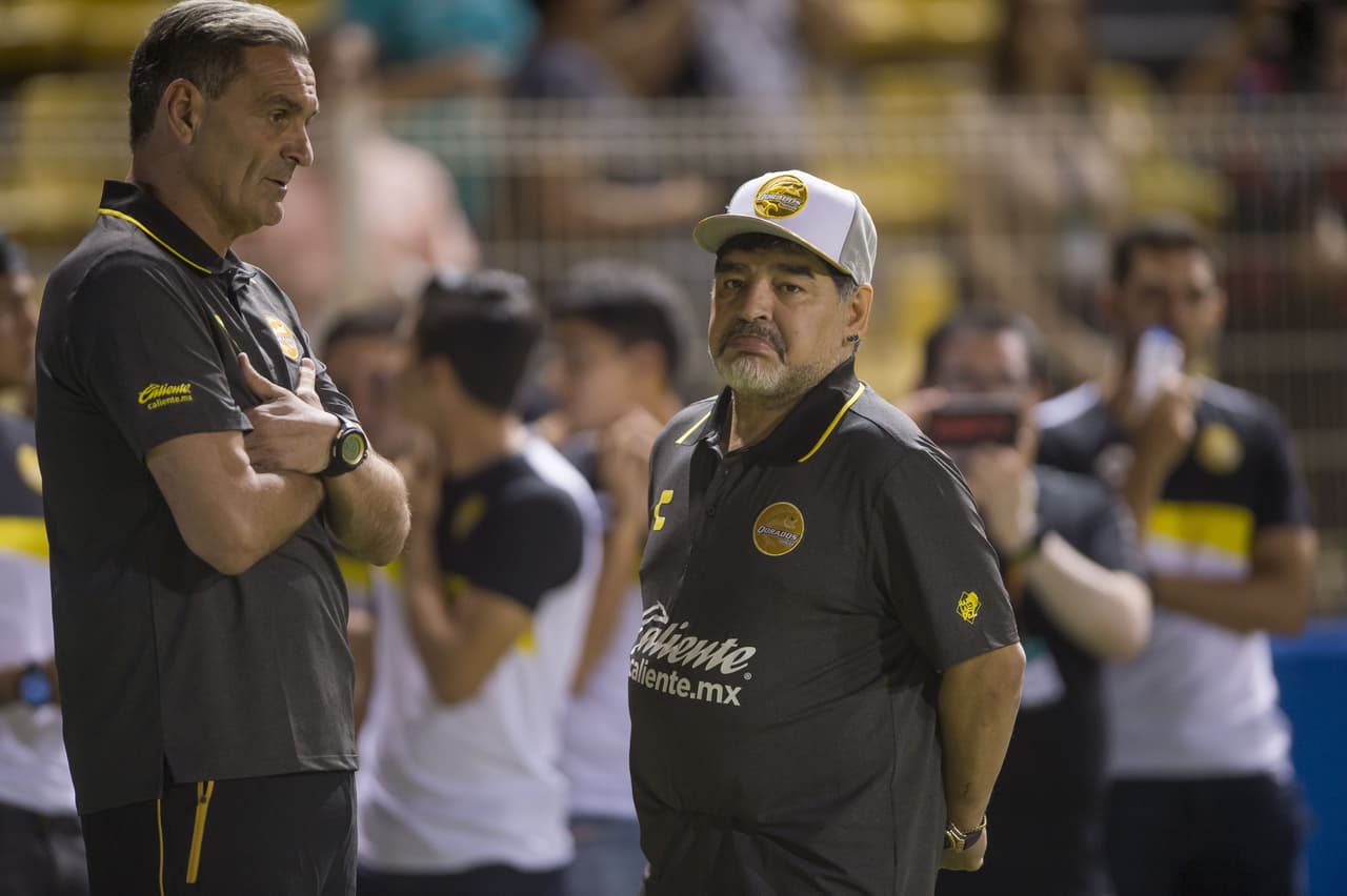 Maradona compartió conceptos con su asistente y excompañero de selección de Argentina, Luis Islas.