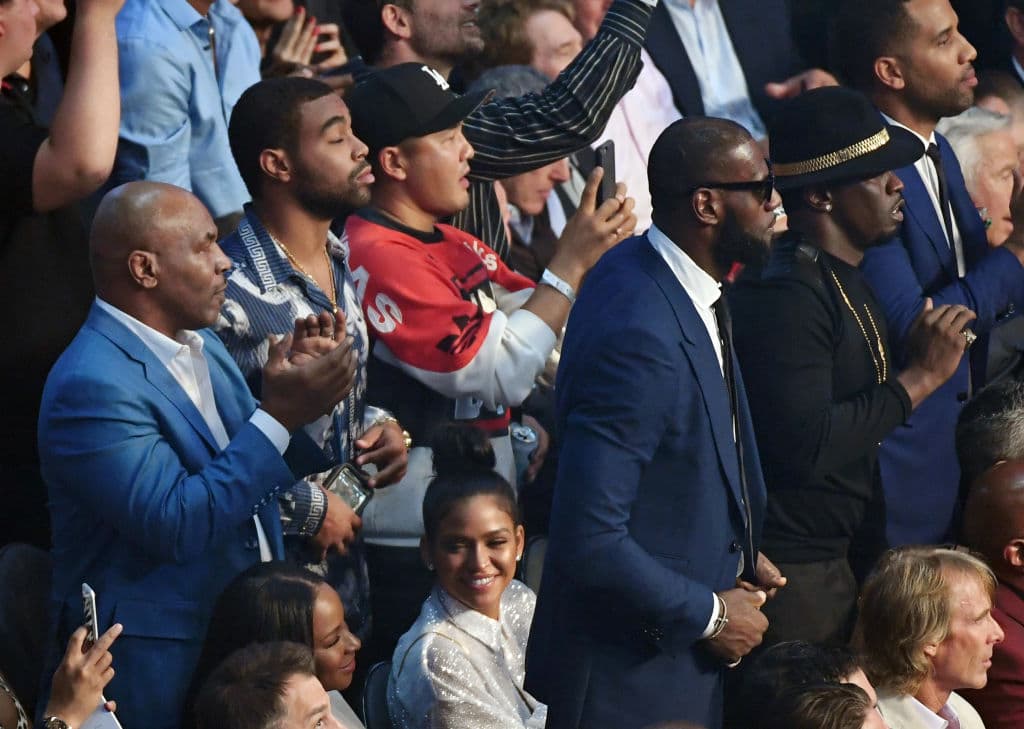 Junto a otras celebridades, los amigos fueron vistos en la pelea de Conor McGregor y Floyd Mayweather, entre otros eventos. Por eso, tampoco es extraña la asistencia de Lebron a la fiesta.