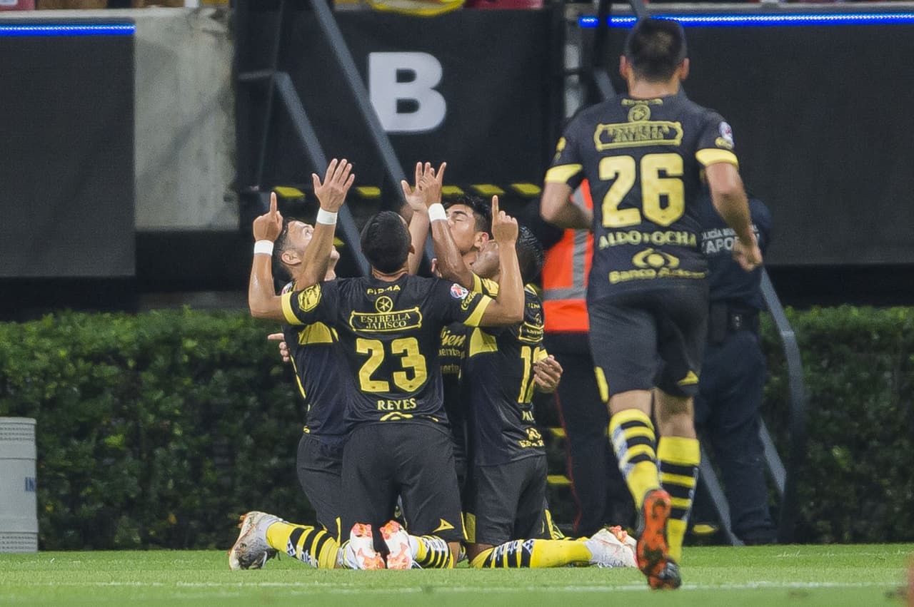 Entonces los visitantes dieron el golpe. Roberto Meraz marcó el 2-2 para Monarcas Morelia al minuto 25 del segundo tiempo y parecía que Chivas se desmoronaba.