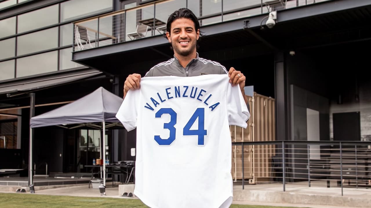 Carlos Vela recibió regalo del 'Toro' Valenzuela