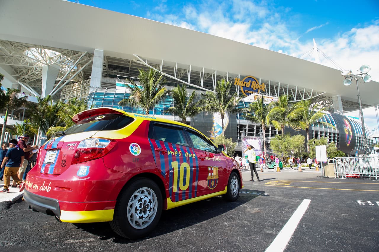 Una de las particularidades fue este auto enchulado con los colores, bandera y escudo del Barcelona. Ya sabemos quién tiene un fanático incondicional en Miami.