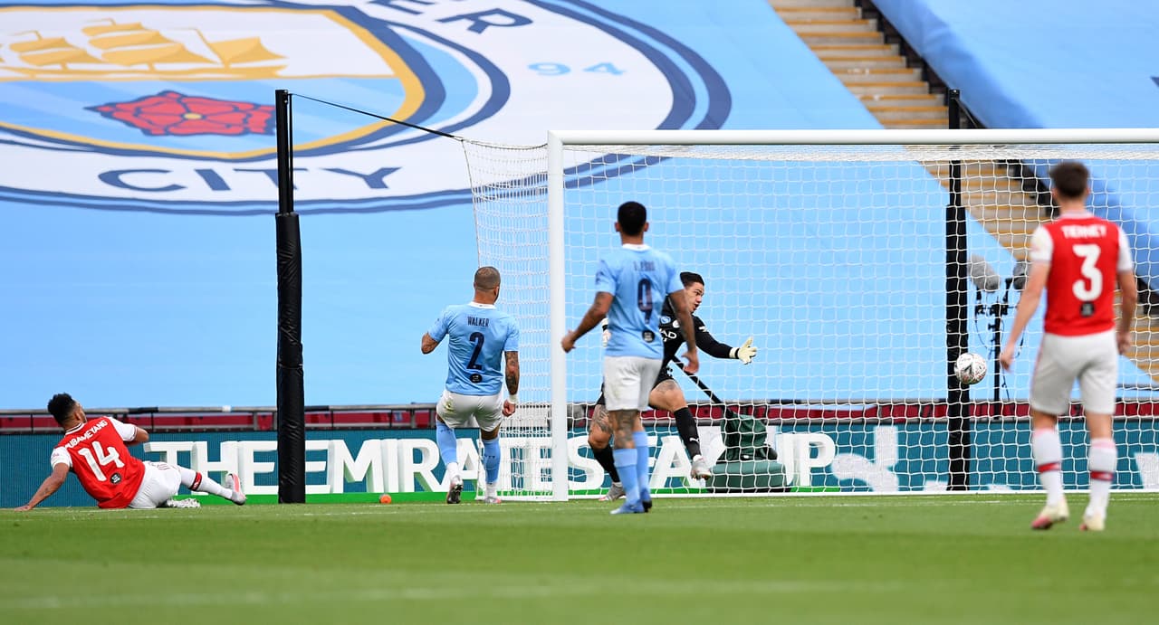 Arsenal abrió el marcador a los 19’ de juego. Aubameyang recibió un balón a los linderos del área chica por el costado izquierdo del campo para mandar el esférico al fondo del arco.