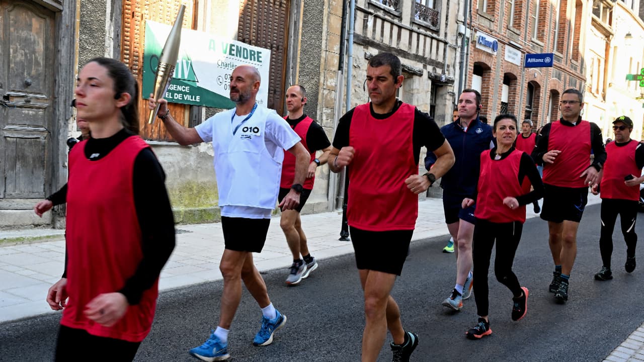 Todavía apagada, la antorcha olímpica de París 2024 se somete ensayo general