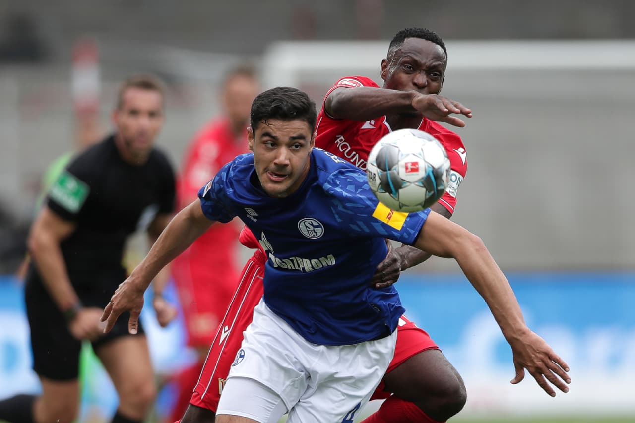 Ozan Kabak se lleva la pelota pese a los esfuerzos de Anthony Ujah por robarle el esférico.