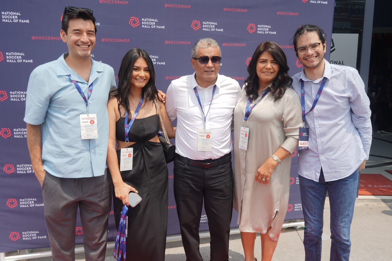 Etcheverry, ícono del D.C. United y de la primera era de la Major League Soccer, llegó a la ceremonia acompañado por familiares.
<br>