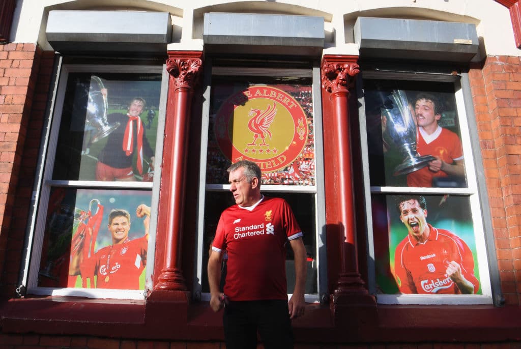 El colorido de los hinchas de Liverpool y PSG, con peculiaridades como máscaras de Donald Trump y demás, fueron parte de la fiesta del partido de arranque en el grupo C de la Champions League.