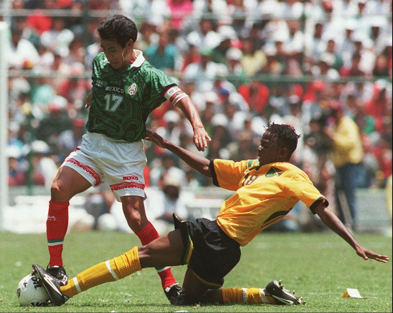 México y Jamaica se han enfrentado en 24 ocasiones a partir de 1962 y hasta el 2015. El Tricolor cuenta con 18 victorias con solo 4 de los caribeños, curiosamente solo han empatado en dos ocasiones. Nunca se han enfrentado en Copa América.