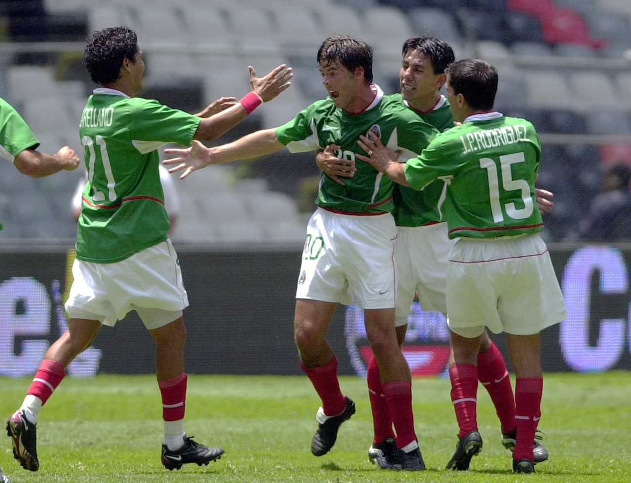 De esas 18 victorias de México sobre Jamaica, 8 han sido por diferencia mayor a 3 goles, en otras palabras, goleadas, muchas veces escandalosas: En 1963 fue 8 – 0 durante el Campeonato CONCACAF; otro 8 – 0 en 1965 durante las eliminatorias a Inglaterra 1966; 6 – 1 en 1993 en la CONCACAF Gold Cup; 6 – 0 en las eliminatorias rumbo a Francia 1998 y 5 – 0 en la 2003 CONCACAF Gold Cup.